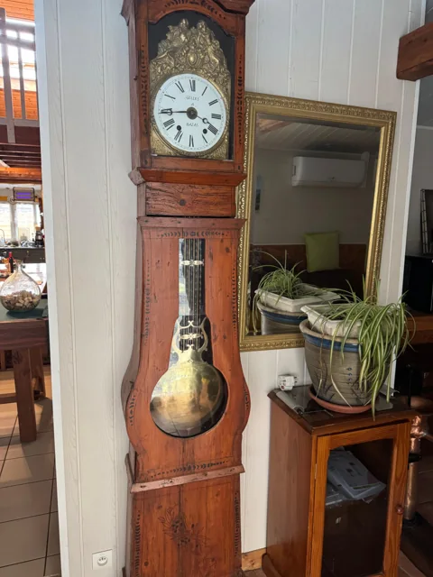 Horloge à balancier dans son meuble