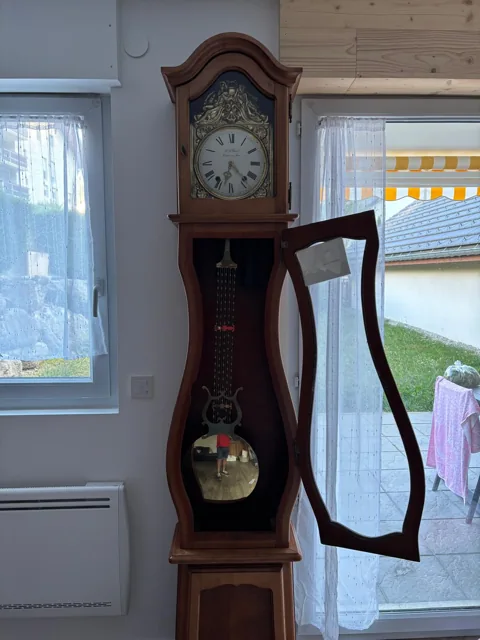 Horloge à balancier dans son meuble