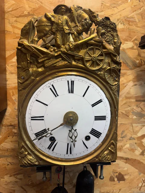 Horloge à balancier dans son meuble