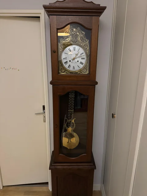 Horloge à balancier dans son meuble