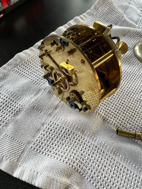 Mécanisme d’horlogerie avec rouages visibles