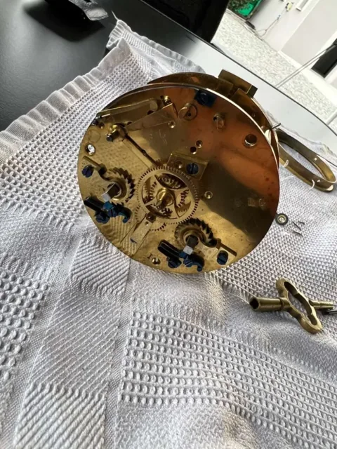Mécanisme d’horlogerie avec rouages visibles