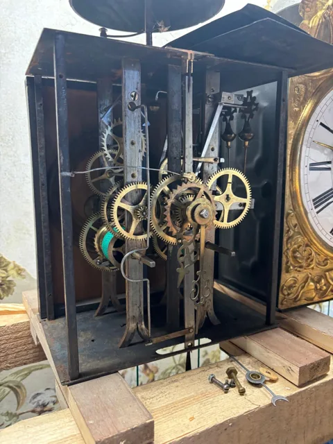 Mécanisme d’horlogerie avec rouages visibles