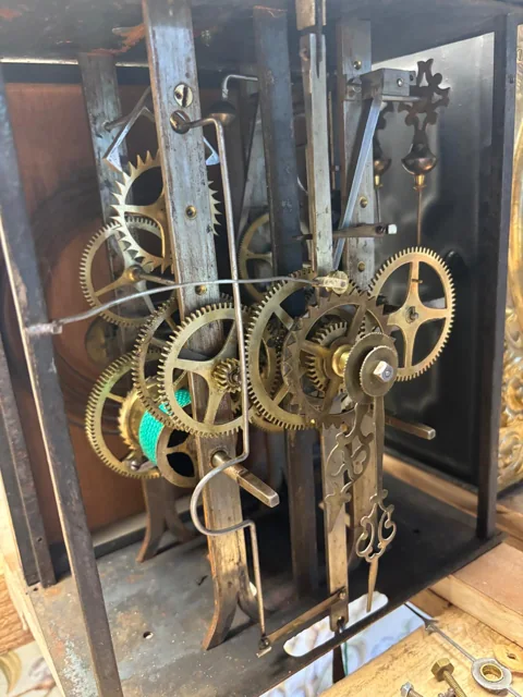 Mécanisme d’horlogerie avec rouages visibles
