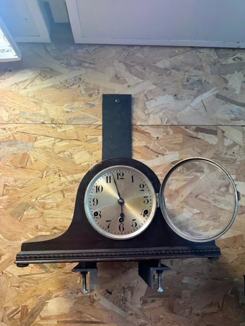 Mécanisme d’horlogerie avec rouages visibles