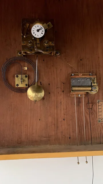 Mécanisme d’horlogerie avec rouages visibles