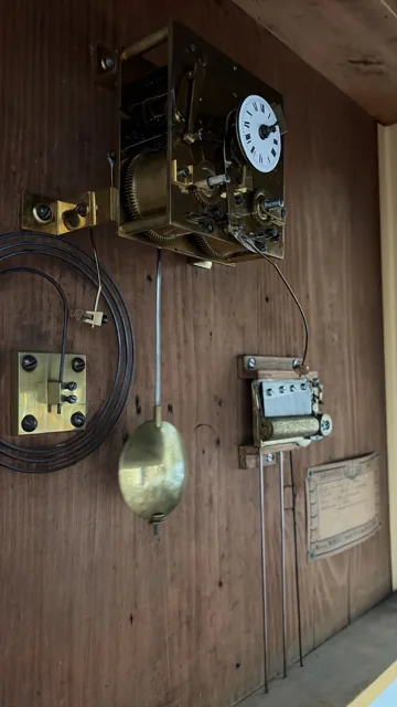 Mécanisme d’horlogerie avec rouages visibles