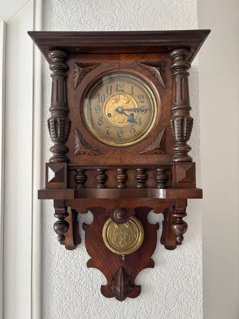 Pendule murale à cadran et balancier