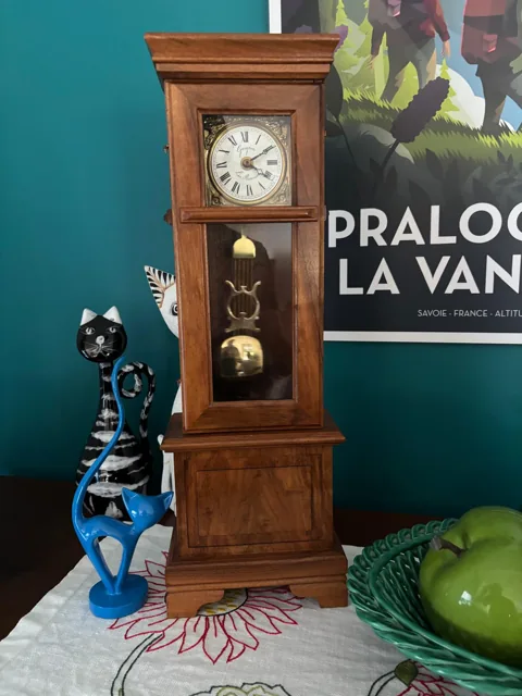 Pendule murale à cadran et balancier