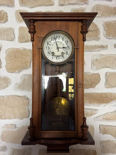 Pendule murale à cadran et balancier