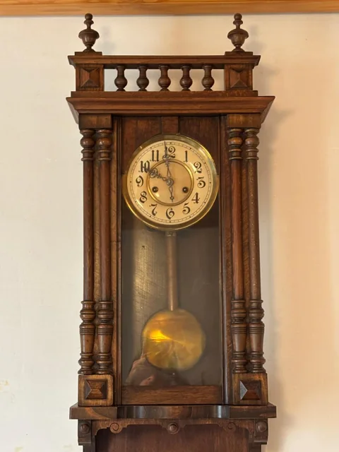 Pendule murale à cadran et balancier